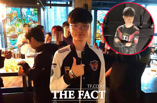 17일 서울 종로구 청진동 롤파크에서 페이커 이상혁이 포즈를 취하고 있다. 리그오브레전드 e스포츠 스타인 그는 2018 아시안게임에 출전해 값진 은메달을 목에 걸었다. 사진 우측 상단 붉은 원은 페이커 피규어 /최승진 기자