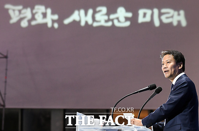 임종석 대통령 비서실장이 제 3차 남북정상회담을 하루 앞둔 17일 오전 서울 중구 동대문디자인플라자에 마련된 2018 남북정상회담 평양 프레스센터에서 비핵화는 북미 의제로 다뤄지고 우리가 꺼내는 데 대해 북한도 미국도 달가워하지 않는 상황이었다고 말했다. /남북정상회담 프레스센터=이새롬 기자