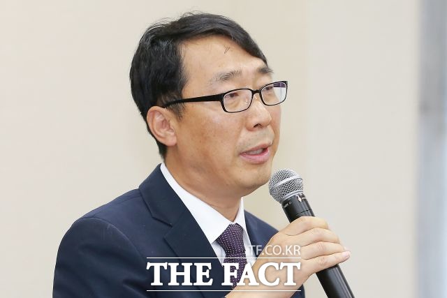 윤영찬 청와대 국민소통수석은 17일 지난 8월 이산가족 상봉 시 북측 큰할아버지께 손편지를 써 화제가 된 김규연 학생의 방북이 어렵게 됐다라며 안타까워했다. /임영무 기자