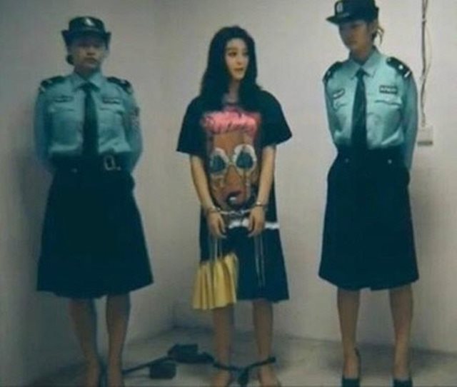 중국 매체 경제관찰보는 지난 10일 인터넷에 공개된 판빙빙 수갑 사진은 영화 리허설 장면을 촬영한 사진인 것으로 확인됐다고 보도했지만, 이는 합성으로 알려졌다. /SNS 화면 갈무리