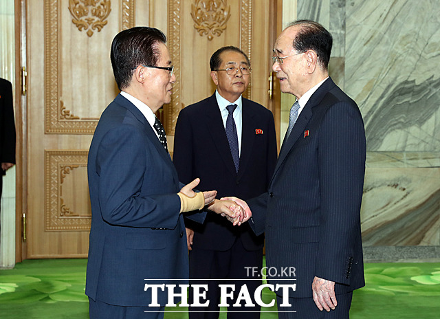 박지원 민주평화당 의원(왼쪽)과 김영남 최고인민회의 상임위원장이 인사하고 있다.