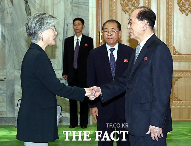 강경화 외교부 장관(왼쪽)과 인사하는 김 상임위원장