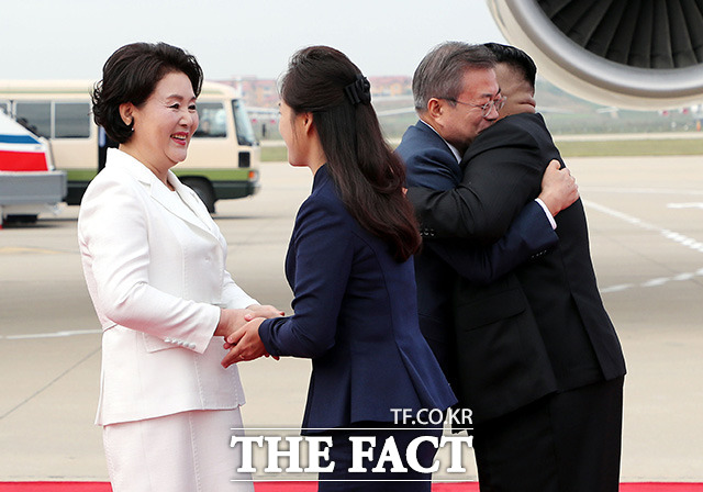 김정숙·리설주 여사 방가워요~! 문재인 대통령과 부인 김정숙 여사가 18일 오전 평양 순안공항에 도착해 마중나온 김정은 국무위원장과 부인 리설주 여사와 인사하고 있다. /평양사진공동취재단