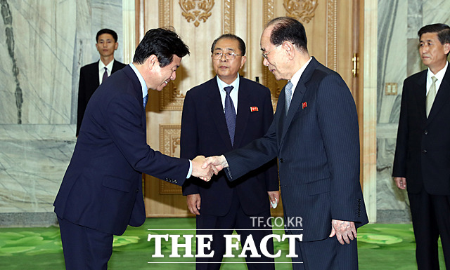 조명균 통일부 장관(왼쪽)과 김영남 최고인민회의 상임위원장