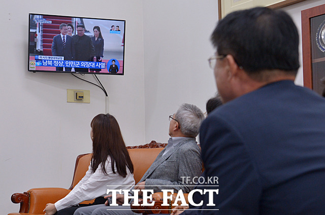 최경환 민주평화당 의원 등 소속 의원 및 당직자들이 18일 서울 여의도 국회에서 2018 남북정상회담평양 두 정상의 첫 만남 화면을 시청하고 있다. /국회=문병희 기자