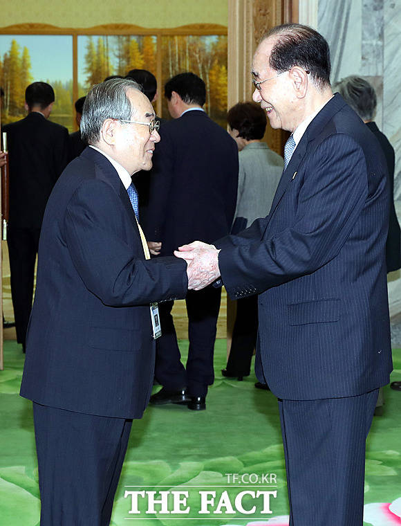 인사하는 임동원 전 통일부 장관(왼쪽)과 김영남 최고인민회의 상임위원장