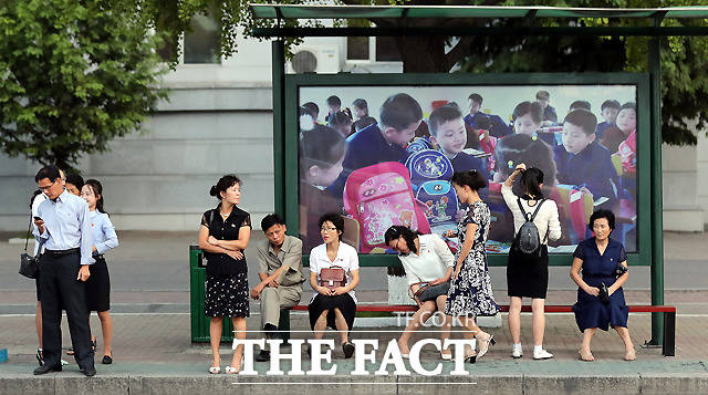 정류장에서 버스를 기다리는 시민들, 휴대전화를 보는 시민의 모습도 눈에 띈다.