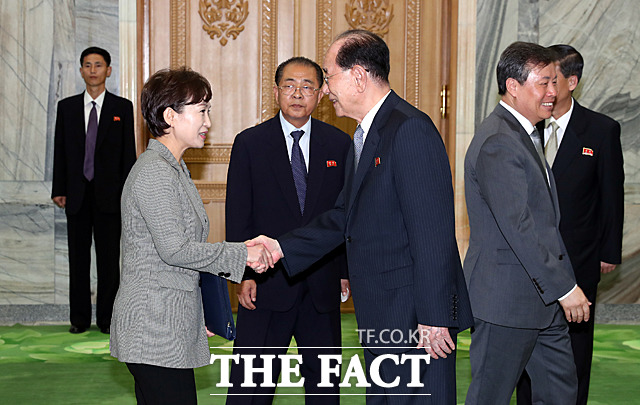 김현미 국토교통부 장관(왼쪽)과 김 상임위원장