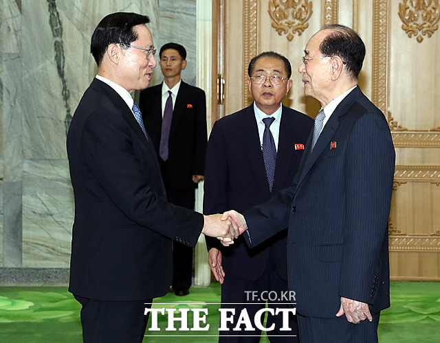 송영무 국방부 장관(왼쪽)과 김 상임위원장