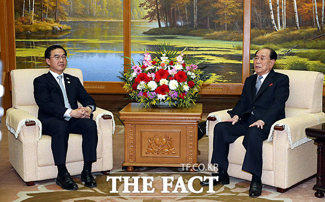 조명균 통일부 장관(왼쪽)과 김영남 최고인민회의 상임위원장이 환담하고 있다.