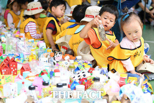 18일 서울 용산구 효창공원에서 제14회 사랑의 동전모으기 행사가 열린 가운데 어린이들이 저금통을 모금함에 넣고 있다./남윤호 기자