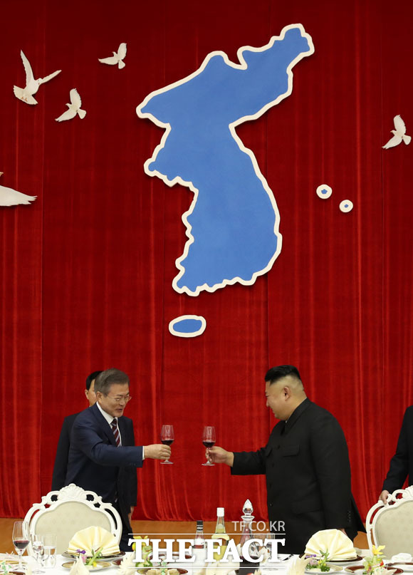 문재인 대통령(왼쪽)과 김정은 국무위원장이 18일 오후 평양 목란관에서 열린 남북정상회담 환영 만찬에 참석해 건배하고 있다./평양사진공동취재단