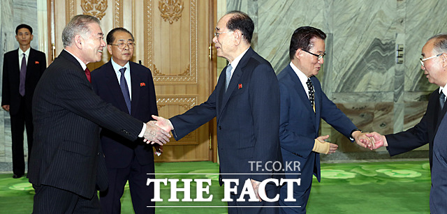 인사하는 문정인 대통령 통일외교안보특보(왼쪽)와 김영남 최고인민회의 상임위원장