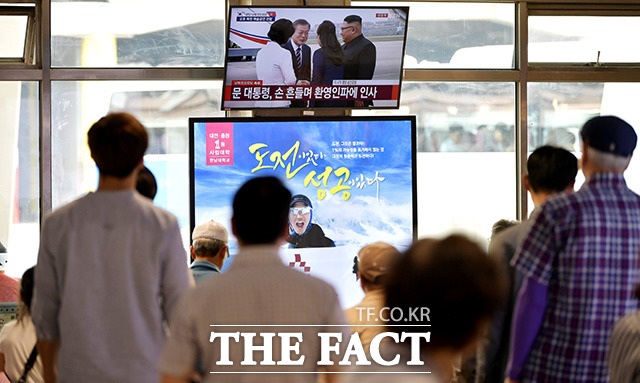 2018 남북정상회담평양 첫날인 18일 오전 서울 서초구 신반포로 고속버스터미널에서 시민들이 문재인 대통령과 김정은 위원장의 만나는 생중계 영상을 보고 있다. /이덕인 기자
