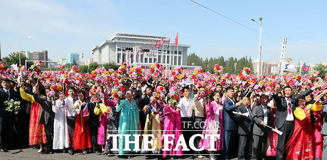 18일 평양 순안공항에서 평양시내로 향하는 거리에 시민들이 꽃을 흔들며 문재인 대통령을 환영하고 있다. /평양사진공동취재단