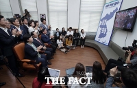 [평양회담] 문재인-김정은 포옹에 환호하는 민주당
