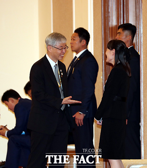 김현철 경제보좌관(왼쪽)과 김여정 노동당 제1부부장이 대화를 나누고 있다.