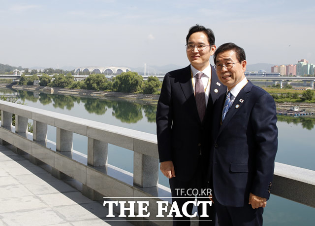 이재용 삼성전자 부회장(왼쪽)과 박원순 서울시장이 대동강변을 배경으로 기념사진을 찍고 있다.