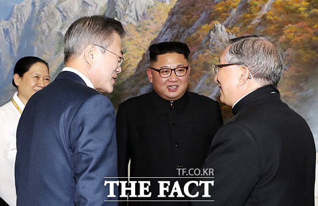 문재인 대통령(왼쪽)과 김정은 국무위원장(가운데)이 방북에 동행한 천주교 김희중 대주교와 환담하고 있다.