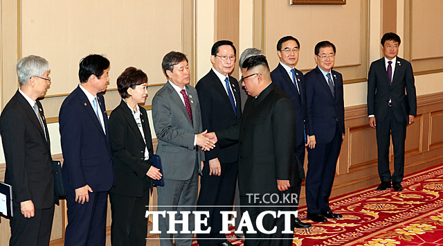 김정은 북한 국무위원장이 평양공동선언서에 서명한 뒤 남측 수행원들과 악수하고 있다.