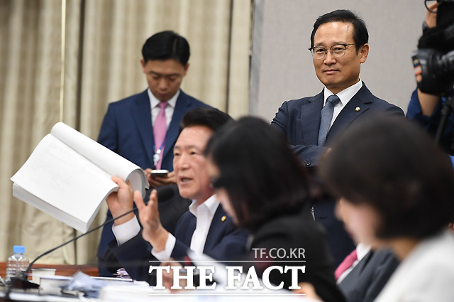 김한표 자유한국당 간사에게 다가간 홍 원내대표