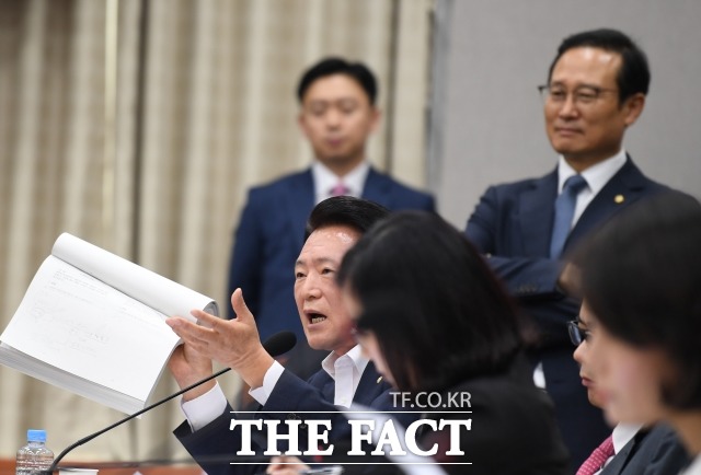 김한표 자유한국당 의원은 유은혜 후보자가 자료제출을 제대로 하지 않았다며 강하게 따졌다. /이새롬 기자