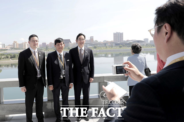 최태원 SK 회장이 이재용 삼성전자 부회장과 이재웅 쏘카 대표, LG 구광모 회장의 기념사진을 찍어주고 있다.