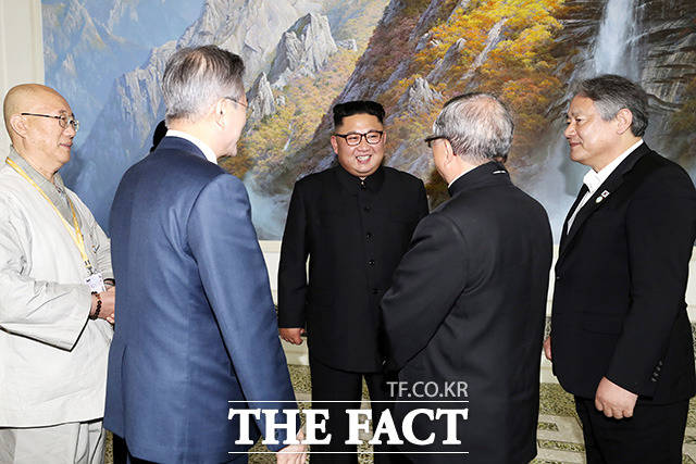 문재인 대통령(왼쪽 두번째)과 김정은 국무위원장(가운데)이 방북에 동행한 종교 지도자들과 대화하고 있다.