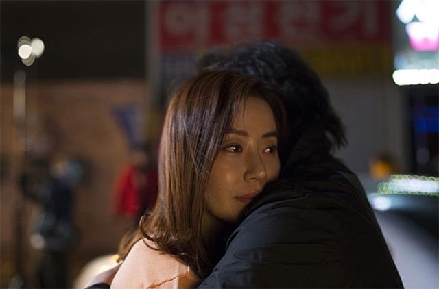 반민정 김보성 주연의 사랑은 없다 2016년 11월 7일 개봉됐지만 관객 500명도 들지 않은 초라한 성적표를 냈다. /영화 사랑은 없다 스틸