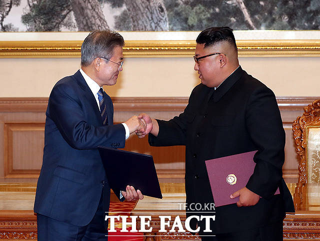 문재인 대통령과 김정은 국무위원장이 19일 평양 백화원 영빈관에서 9월 평양공동선언 합의문에 서명했다. /평양사진공동취재단