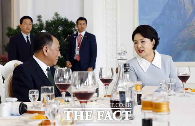 김정숙 여사(오른쪽)와 김영철 노동당 부위원장 겸 통일전선부장이 대화를 나누고 있다.