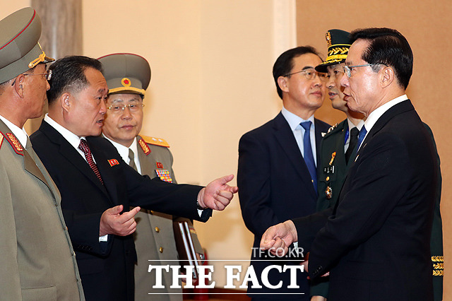 대화하는 송영무 국방부 장관(오른쪽)과 리선권 조국평화통일위원회 위원장(왼쪽 두번째)