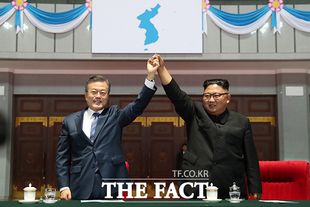 문재인 대통령(왼쪽)과 북한 김정은 국무위원장이 19일 저녁 평양 5.1 경기장에서 열린 빛나는 조국을 관람한 뒤 환호하는 평양 시민들에게 손을 들어 인사하고 있다. /평양사진공동취재단