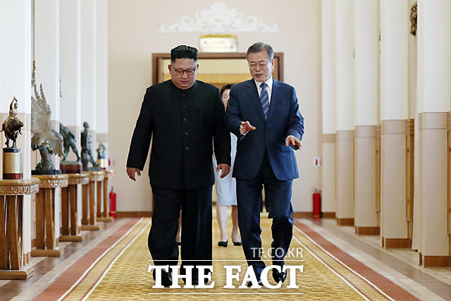문재인 대통령(오른쪽)과 김정은 북한 국무위원장이 19일 오전 평양 백화원 영빈관에서 열린 남북정상회담에 입장하고 있다. /평양사진공동취재단