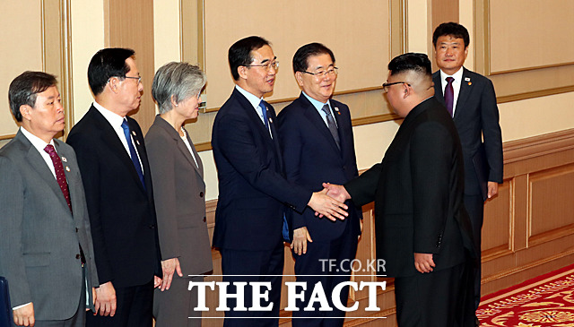 김정은 북한 국무위원장(오른쪽)이 조명균 통일부 장관(왼쪽에서 네 번째) 등 남측 인사들과 인사를 하고 있다.