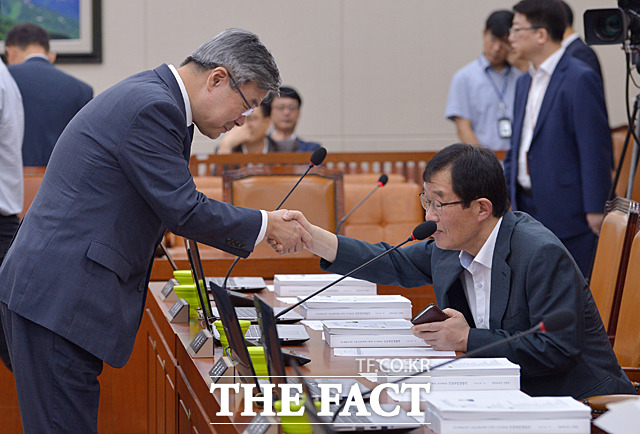 여당 의원들도 이재갑 고용노동부 장관 후보자를 두둔하지 않고 이를 거들었다. 이용득 더불어민주당 의원은 끼어들지 말라라며 그 태도 때문에 앞 시간이 너무 길어졌다라고 불만을 터트렸다. 인사청문회에 앞서 이 후보자(왼쪽)가 이용득 의원과 인사하고 있다./ 문병희 기자.