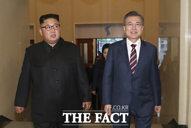 문재인 대통령과 김정은 북한 국무위원장은 19일 9월 평양공동선언 합의서에 북측은 동창리 엔진시험장과 미사일 발사대를 유관국 전문가들의 참관 하에 우선 영구적으로 폐기하기로 했다고 발표했다. /평양사진공동취재단
