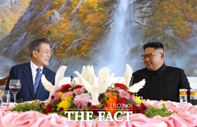 문재인 대통령(왼쪽)과 김정은 국무위원장이 19일 오후 평양 옥류관에서 열린 오찬에서 대화하고 있다. /평양사진공동취재단