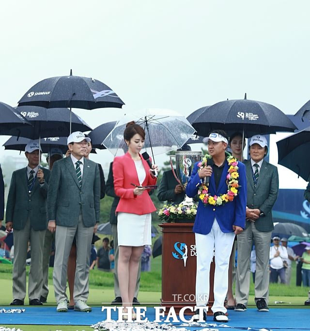 김미영 아나운서(오른쪽에서 세 번째)가 신한동해오픈 우승을 차지한 박상현(오른쪽에서 두 번째)과 이야기를 나누고 있다.