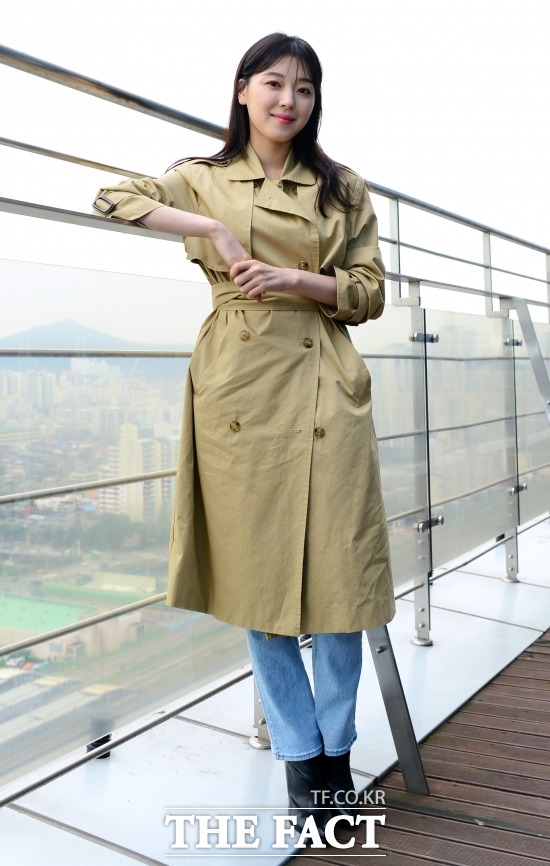 배우 조우리는 더팩트와 인터뷰에서 항상 새로운 시도를 하고 싶다. 어려운 일이 생기면 극복해나가면서 성장하는 배우가 되고 싶다고 말했다. /더팩트 DB