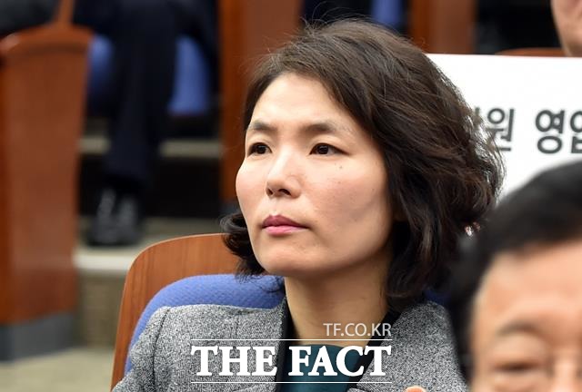 전희경 한국당 의원은 진선미 후보자가 과거 국회 예결위원 당시 직무 연관 주식을 위법하게 보유했고 이를 늑장 신고했다고 지적했다. /이새롬 기자