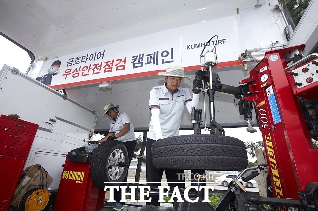 대한타이어산업협회는 한국타이어, 금호타이어, 넥센타이어 등 3사가 공동으로 오는 22일까지 주요 고속도로 휴게소에서 추석 귀성길 차량을 대상으로 타이어 무상 안전점검 캠페인을 시행한다. /금호타이어 제공