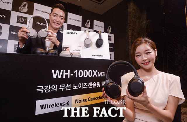 소니코리아가 20일 오전 서울 종로구 JW 메리어트 동대문스퀘어 서울 호텔에서 무선 노이즈 캔슬링 헤드폰인 WH-1000XM3 출시 행사를 연 가운데 모델들이 제품을 선보이고 있다. /김세정 기자