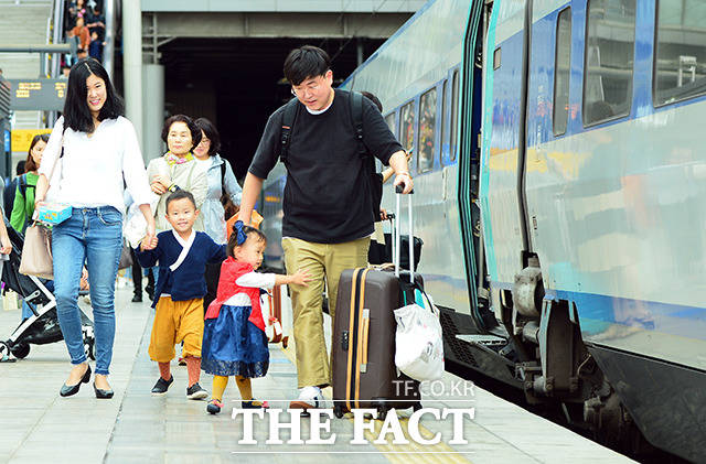 추석 연휴를 하루 앞둔 21일 오후 서울 용산구 서울역에서 한 가족이 열차를 타기위해 이동하고 있다.  /이동률 기자