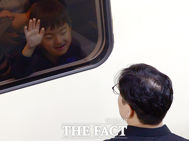 추석연휴를 앞둔 21일 오후 서울 강남구 밤고개로 SRT 수서역 승강장에서 열차에 탄 아들과 아빠가 인사하고 있다. /이선화 기자