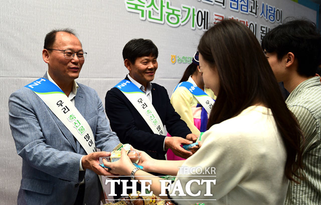 김태환 농협축산경제대표이사(왼쪽)