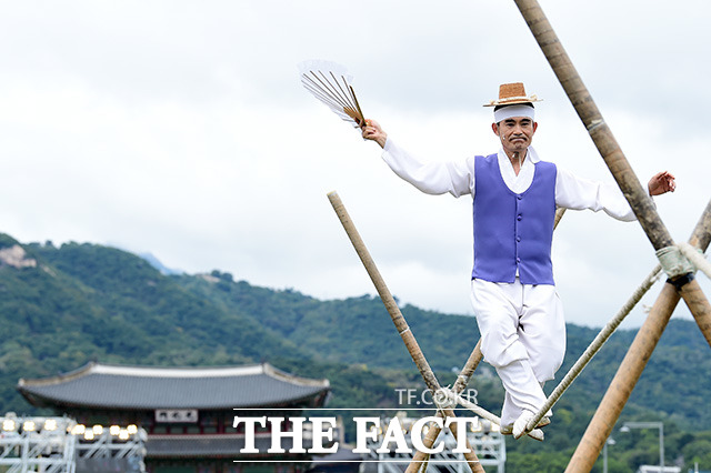 2018 종로 한복축제가 21일 오전 서울 종로구 광화문광장 잔디마당에서 열린 가운데 권원태 명인이 줄타기를 하고 있다. /남용희 기자