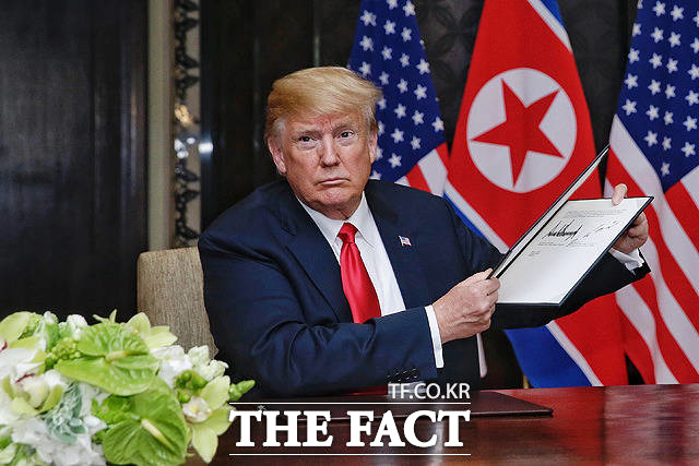 도널드 트럼프 미국 대통령이 21일(현지시간) 김정은 북한 국무위원장으로부터 멋진 편지를 받았다고 전했다.사진은 트럼프 대통령의 북미정상회담 당시 모습./ 싱가포르 통신정보부