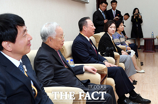 손경식 CJ그룹 회장이 김정은 북한 국무위원장이 오는 12월께 답방할 것이라고 밝혔다. 남북정상회담 특별수행단에 포함된 손 회장(왼쪽에서 두 번째)이 지난 18일 인민문화궁전에서 열린 리용남 북한 내각부총리 면담에서 소개를 하고 있다. / 평양사진공동취재단