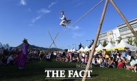 [TF포토] 추석 연휴, 가을하늘 아래 '신명나는 줄타기'
